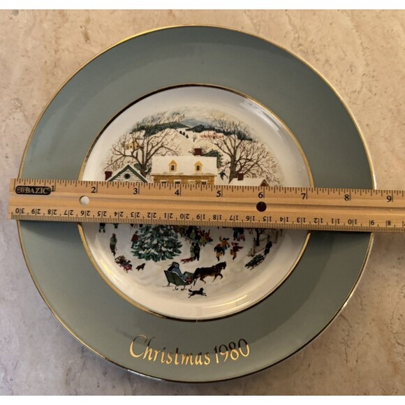 Vintage AVON Enoch Wedgwood 1980 Collectors Christmas Plate  "Country Christmas" - Picture 2 of 3
